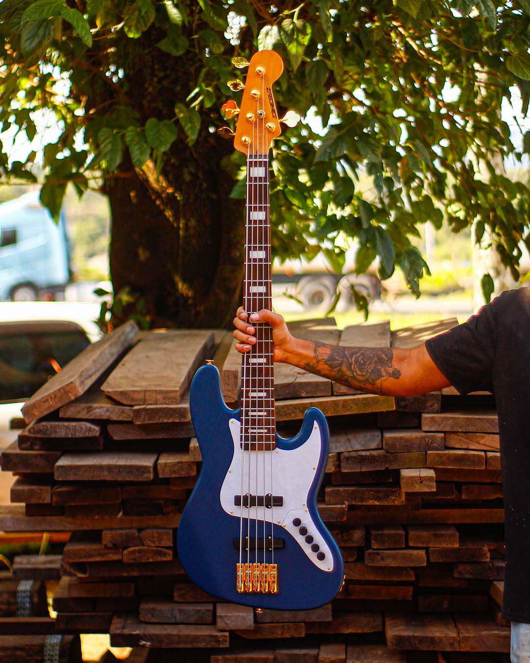 Hoje é sexta-feira, e o destaque fica por conta deste Jazz Bass incrível! 🎸Com um acabamento em (2)