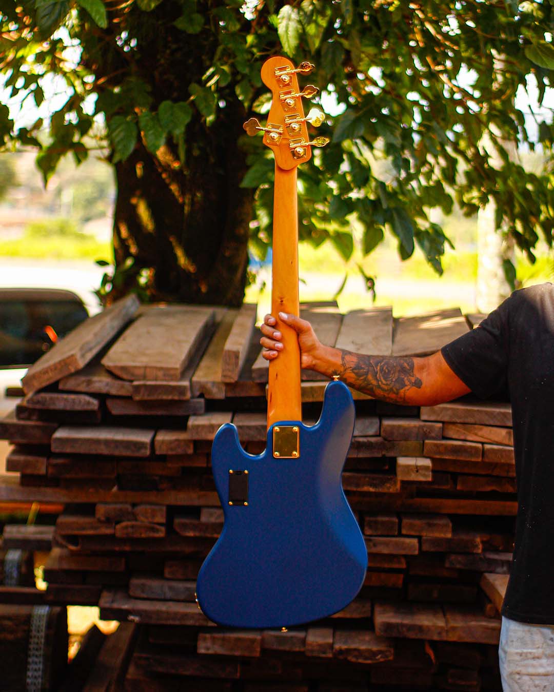 Hoje é sexta-feira, e o destaque fica por conta deste Jazz Bass incrível! 🎸Com um acabamento em (3)