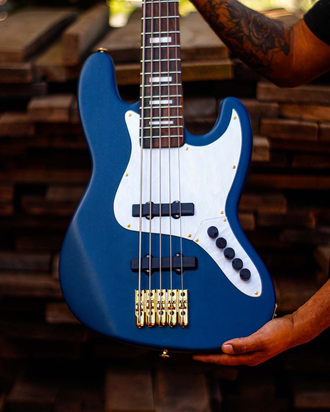 Hoje é sexta-feira, e o destaque fica por conta deste Jazz Bass incrível! 🎸Com um acabamento em (4)
