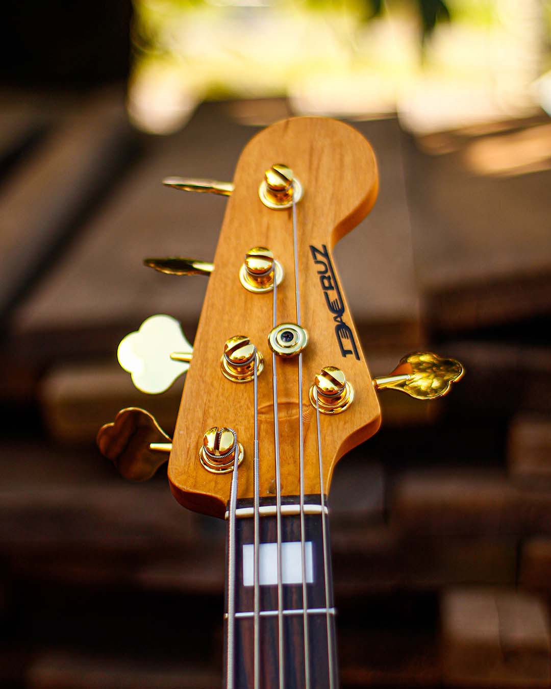 Hoje é sexta-feira, e o destaque fica por conta deste Jazz Bass incrível! 🎸Com um acabamento em (6)
