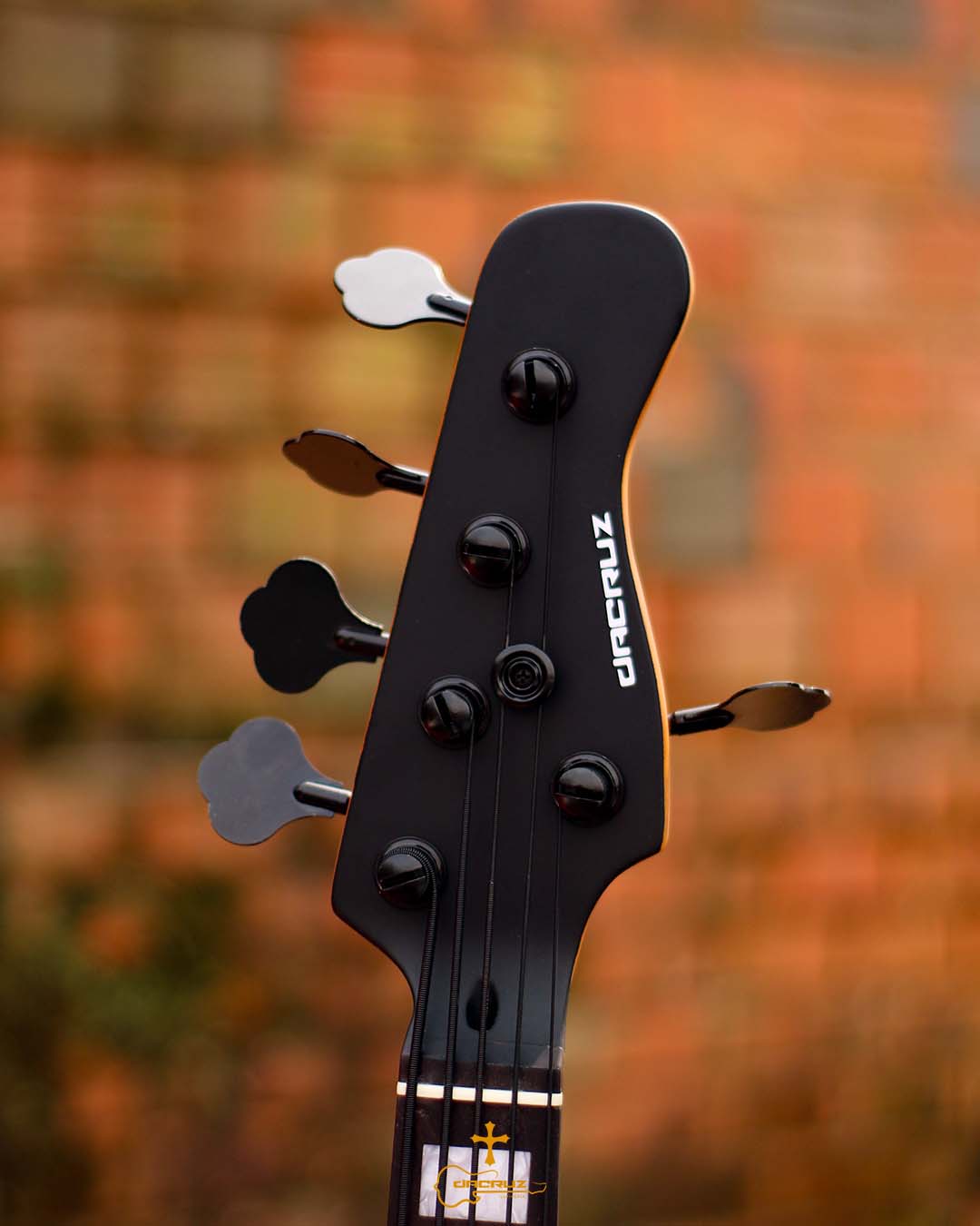 Jazz Bass Black Da CruzUm contrabaixo de presença, equipado com captadores Perfect Tone e circui (1)