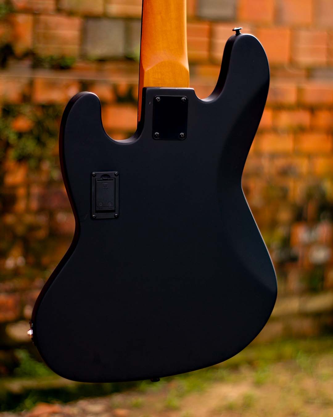 Jazz Bass Black Da CruzUm contrabaixo de presença, equipado com captadores Perfect Tone e circui (2)