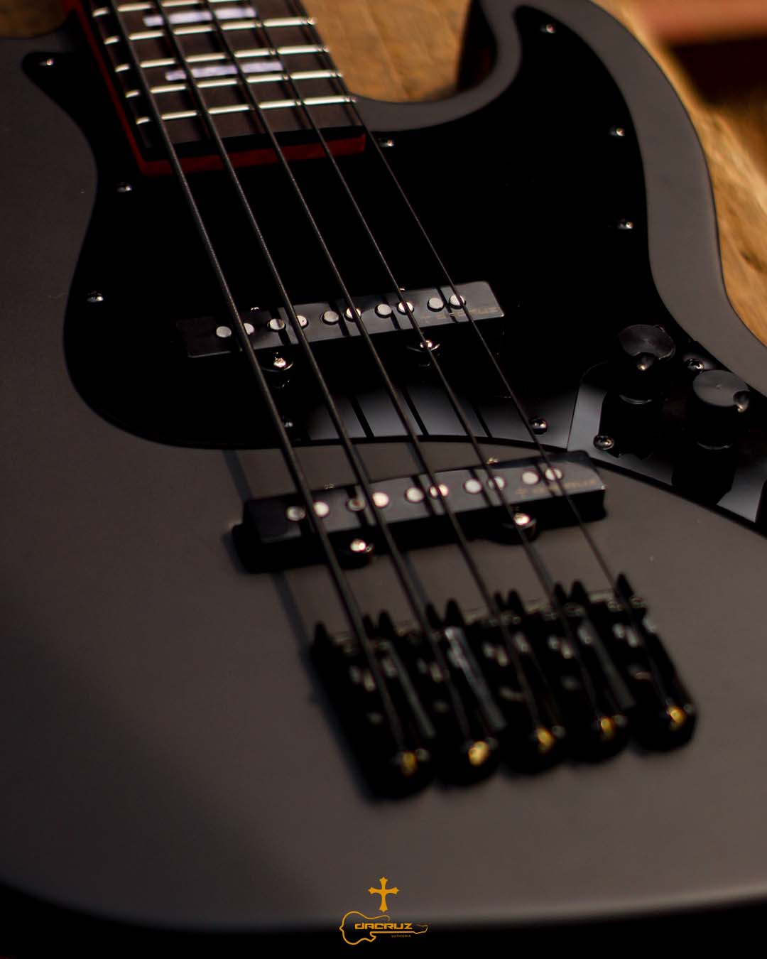 Jazz Bass Black Da CruzUm contrabaixo de presença, equipado com captadores Perfect Tone e circui (3)