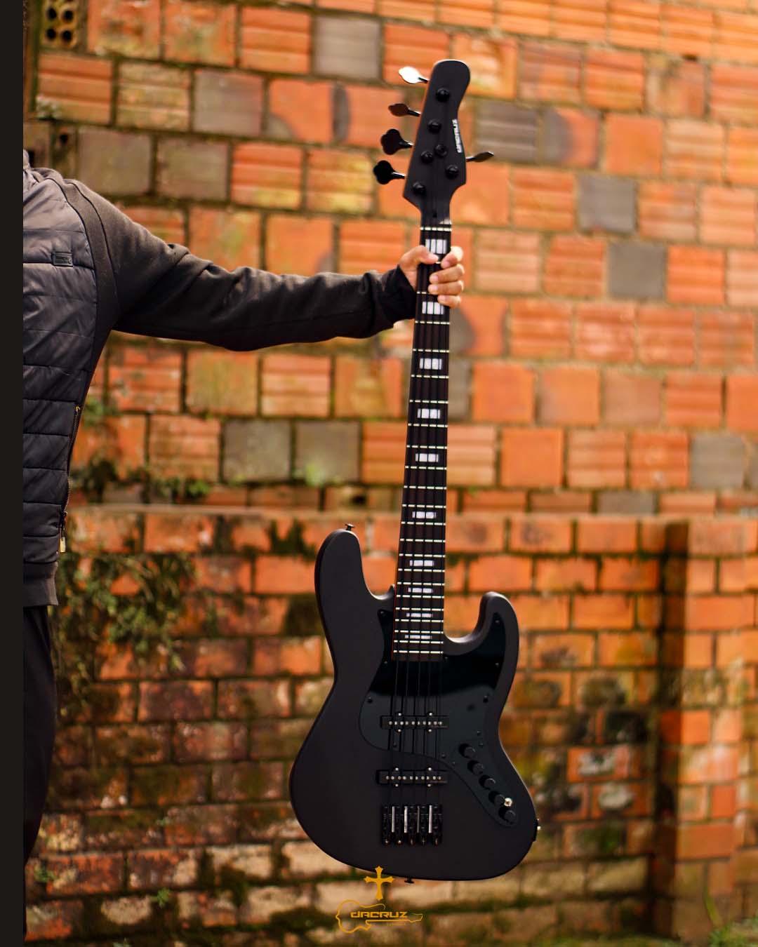 Jazz Bass Black Da CruzUm contrabaixo de presença, equipado com captadores Perfect Tone e circui (4)