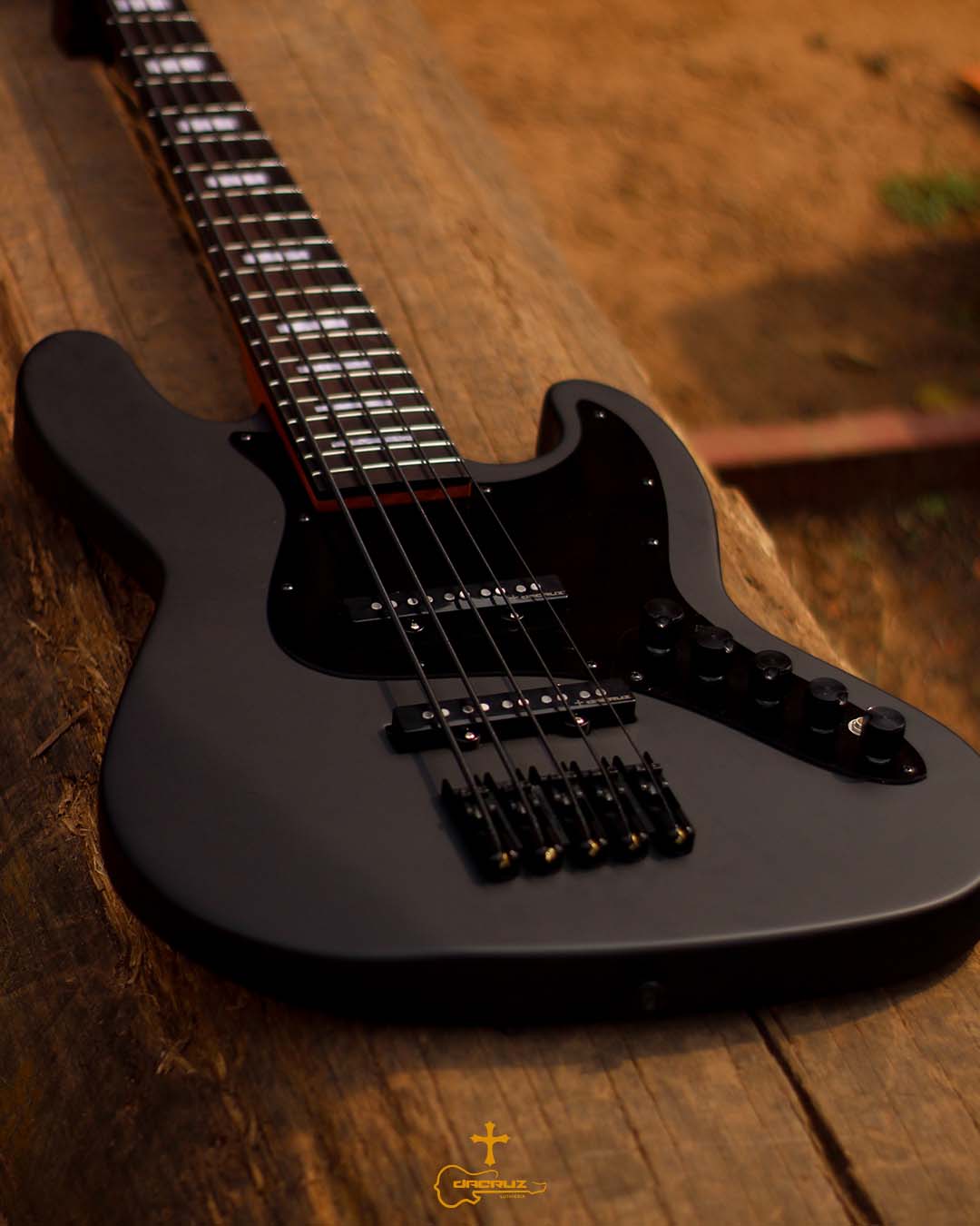 Jazz Bass Black Da CruzUm contrabaixo de presença, equipado com captadores Perfect Tone e circui (5)