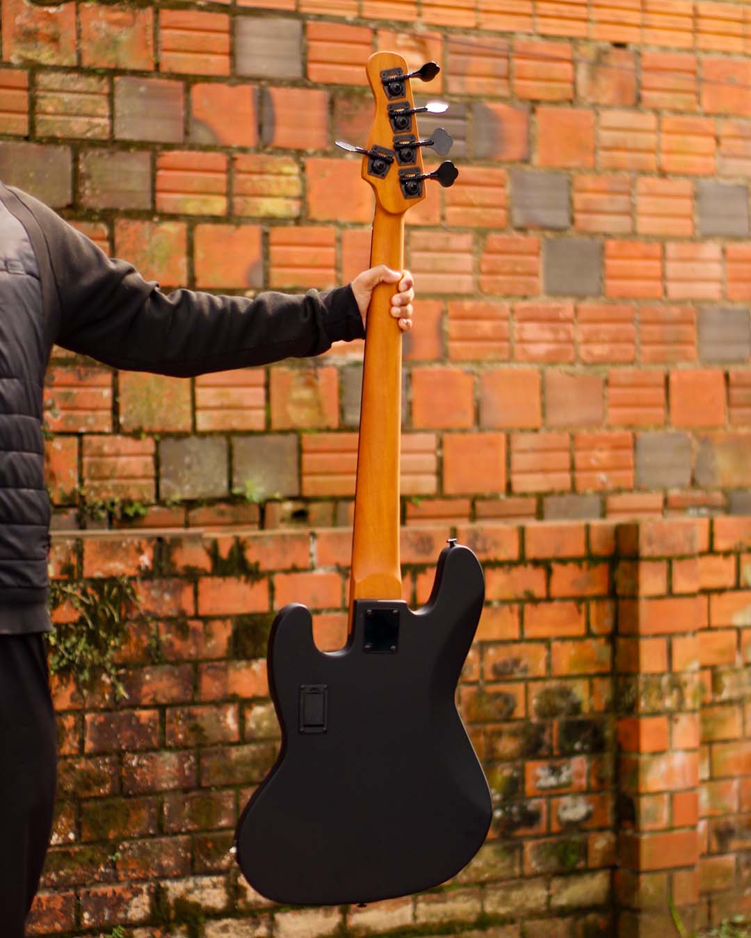 Jazz Bass Black Da CruzUm contrabaixo de presença, equipado com captadores Perfect Tone e circui (6)