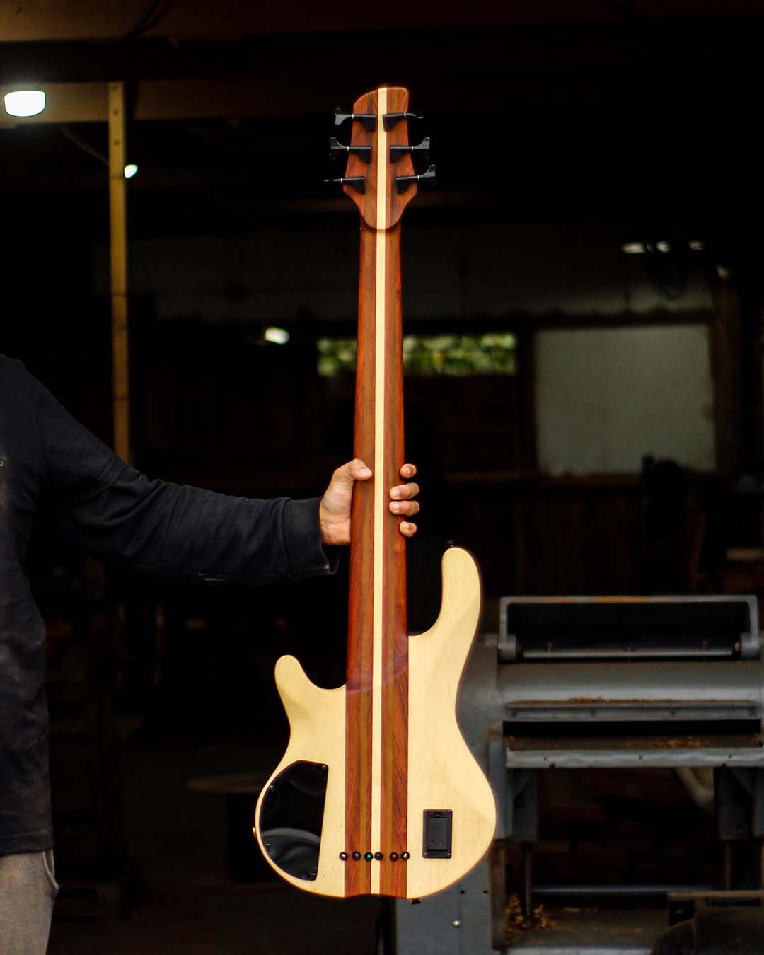 Sextou, galera! E com a sexta vem novidade no feed!Apresentamos o King Bass 6C, um baixo que une (2)