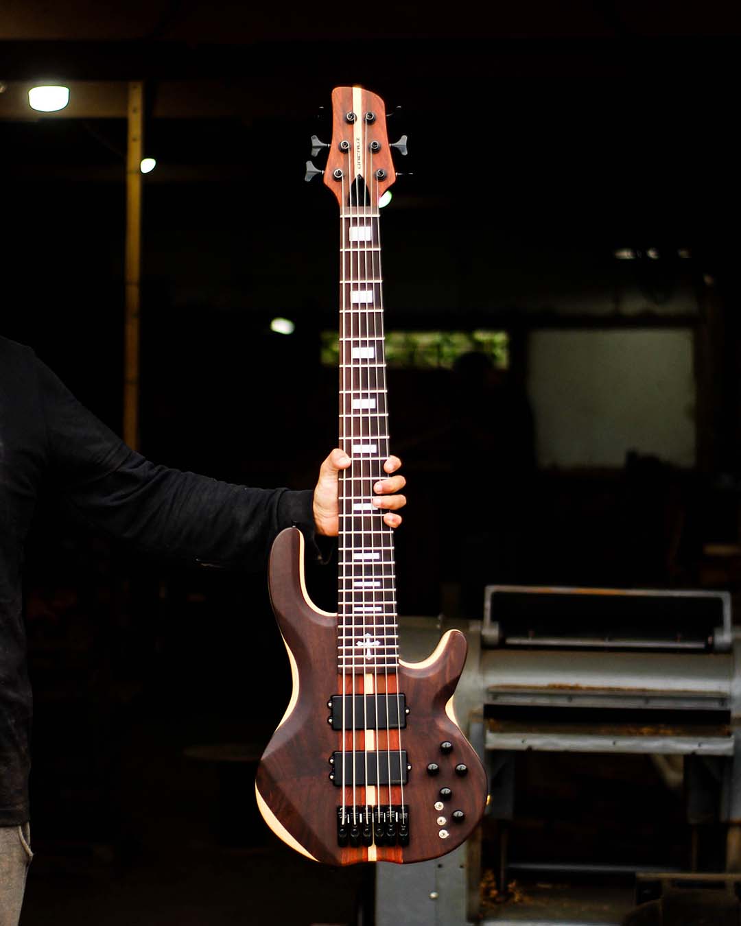 Sextou, galera! E com a sexta vem novidade no feed!Apresentamos o King Bass 6C, um baixo que une (3)