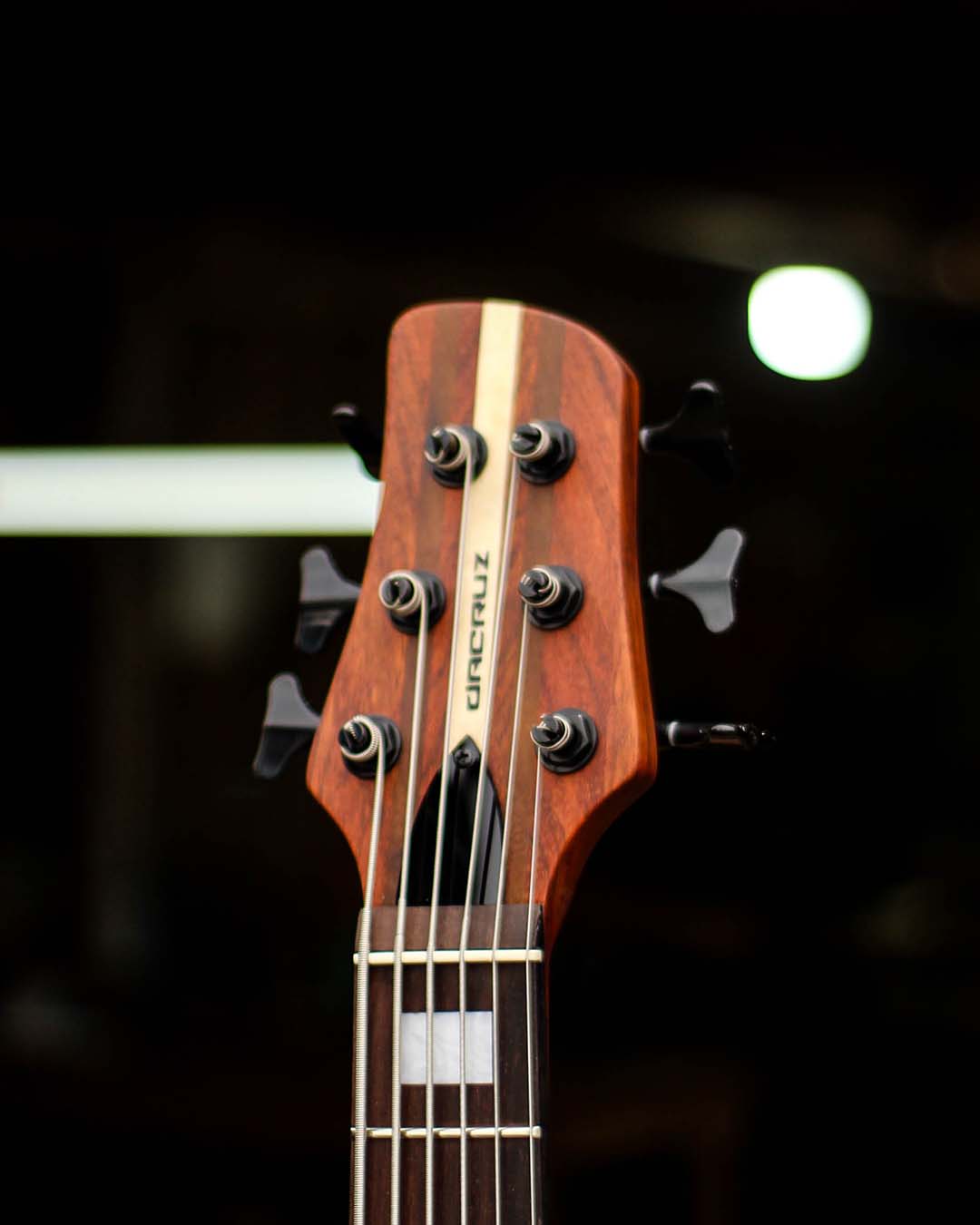 Sextou, galera! E com a sexta vem novidade no feed!Apresentamos o King Bass 6C, um baixo que une (4)