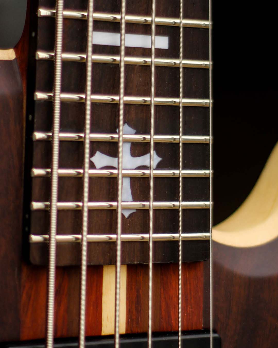Sextou, galera! E com a sexta vem novidade no feed!Apresentamos o King Bass 6C, um baixo que une (5)