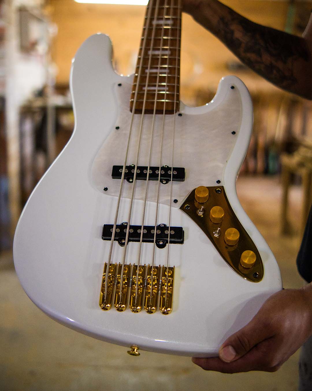 E aí, galera! Sextou e a estrela de hoje é esse Jazz Cruz Branco, equipado com circuito EMG 18V (1)