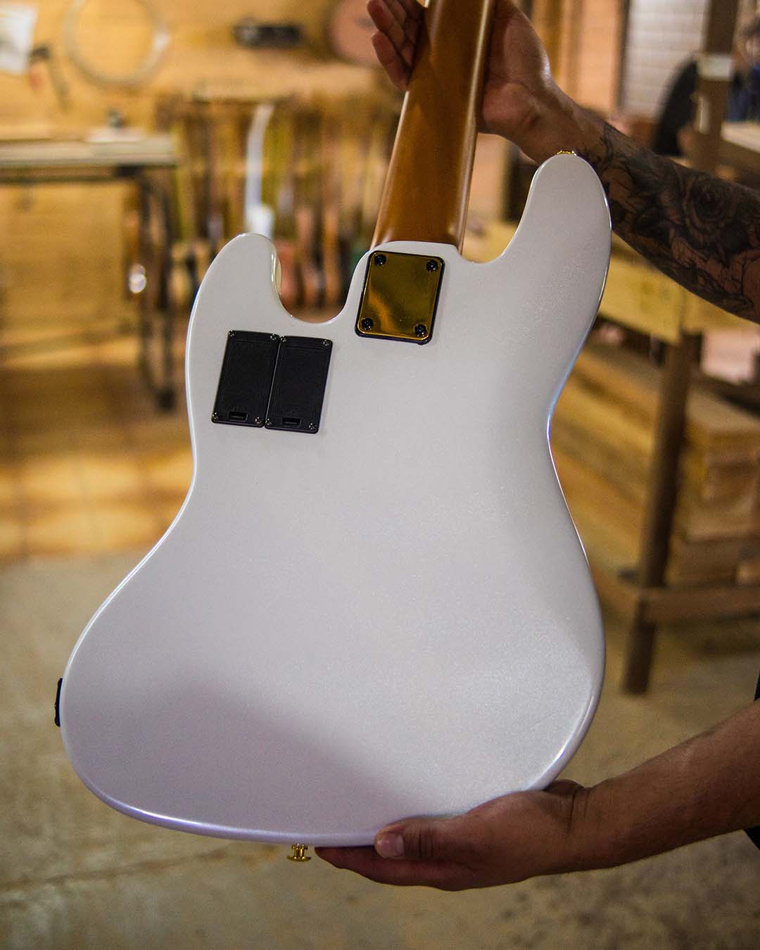 E aí, galera! Sextou e a estrela de hoje é esse Jazz Cruz Branco, equipado com circuito EMG 18V (2)