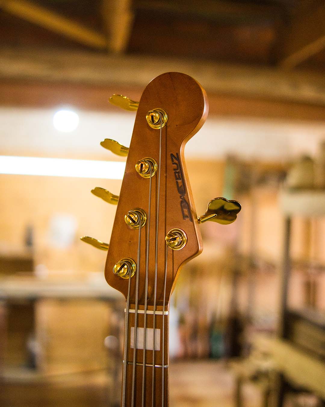 E aí, galera! Sextou e a estrela de hoje é esse Jazz Cruz Branco, equipado com circuito EMG 18V (3)