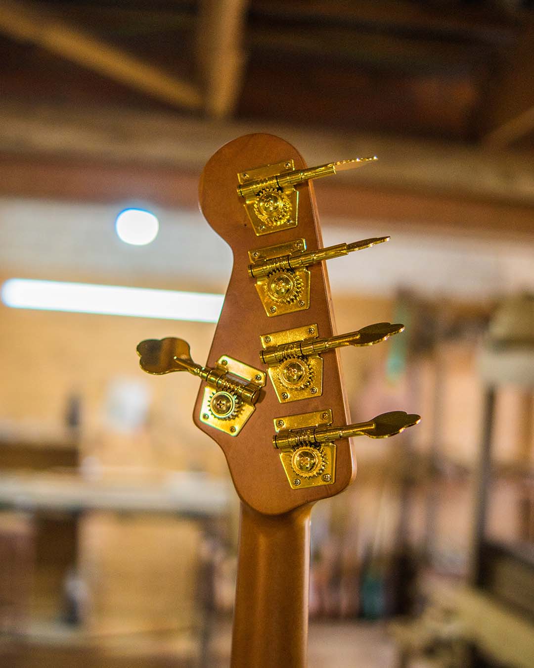 E aí, galera! Sextou e a estrela de hoje é esse Jazz Cruz Branco, equipado com circuito EMG 18V (4)