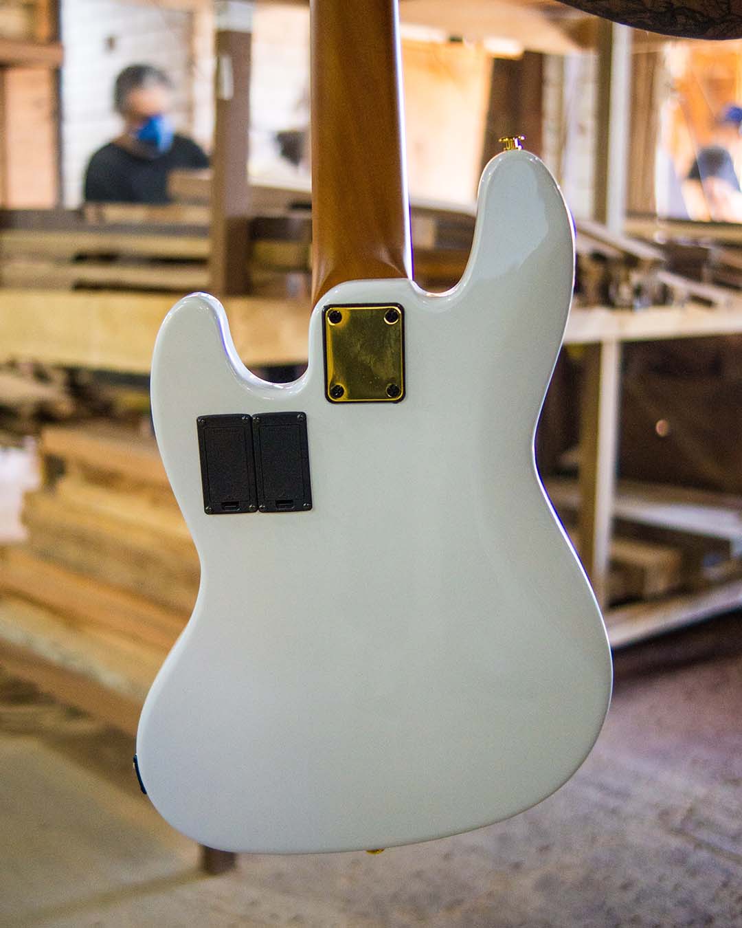 E aí, galera! Sextou e a estrela de hoje é esse Jazz Cruz Branco, equipado com circuito EMG 18V (5)