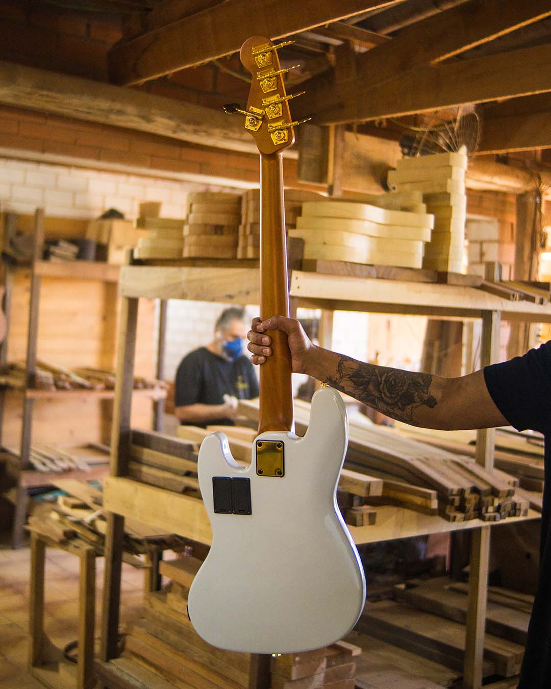 E aí, galera! Sextou e a estrela de hoje é esse Jazz Cruz Branco, equipado com circuito EMG 18V (8)