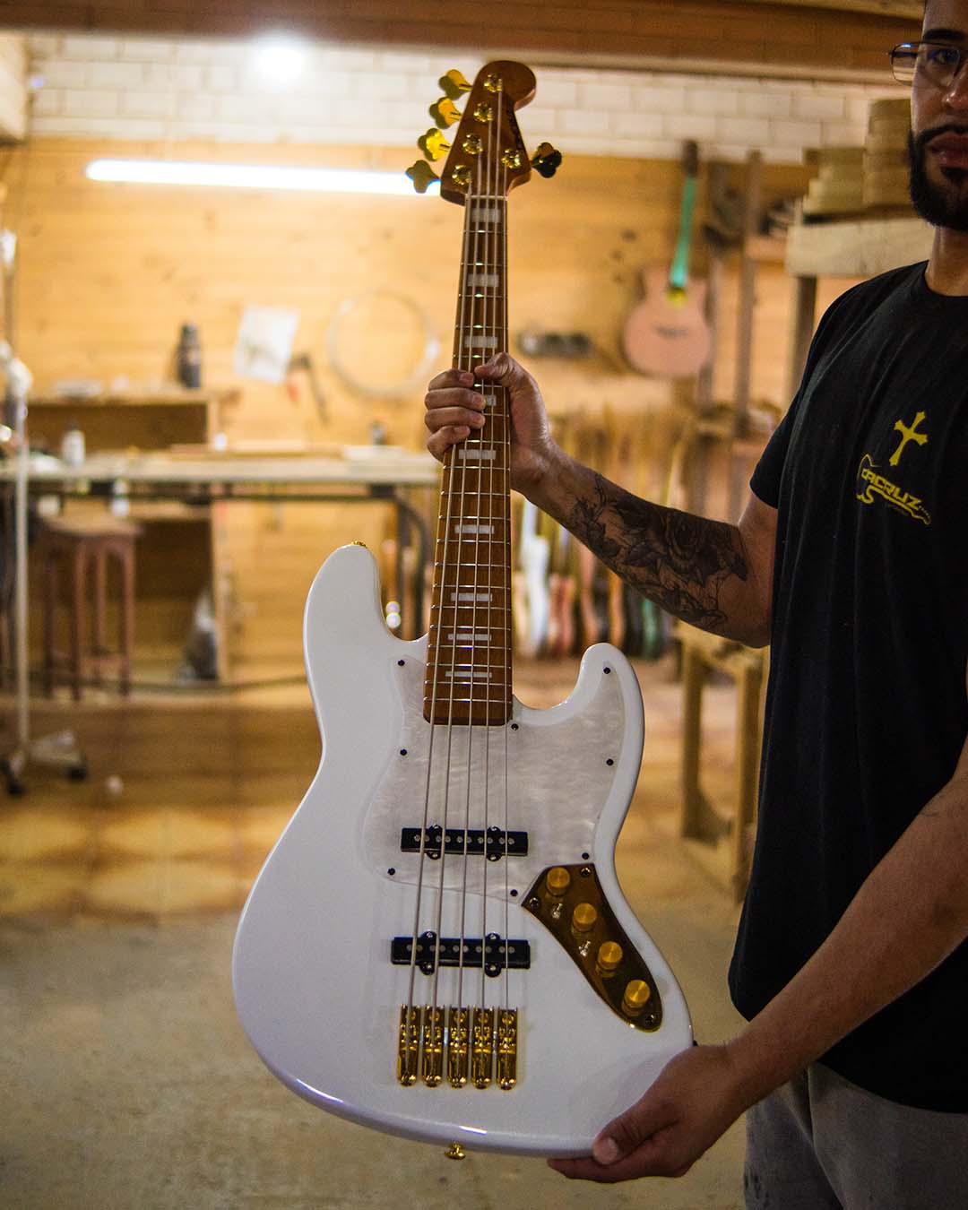 E aí, galera! Sextou e a estrela de hoje é esse Jazz Cruz Branco, equipado com circuito EMG 18V