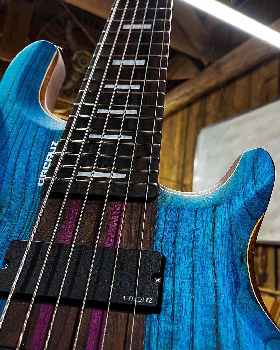 É ele, a prata da casa- King Blue 6C! 💎🎸Com corpo em acabamento azul translúcido que valoriza (3)