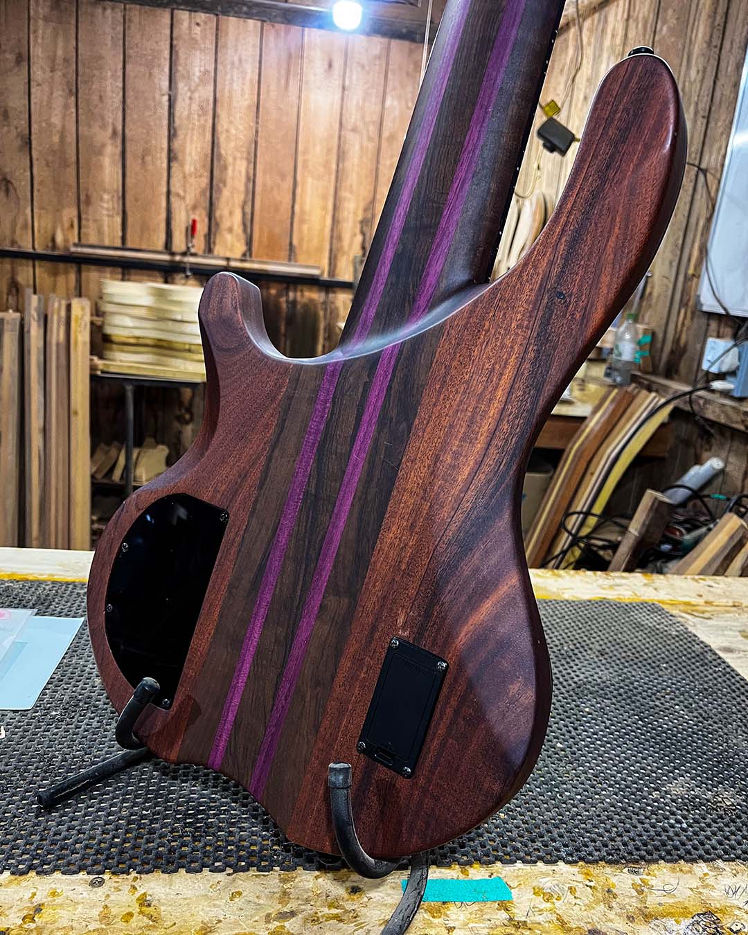 É ele, a prata da casa- King Blue 6C! 💎🎸Com corpo em acabamento azul translúcido que valoriza (4)