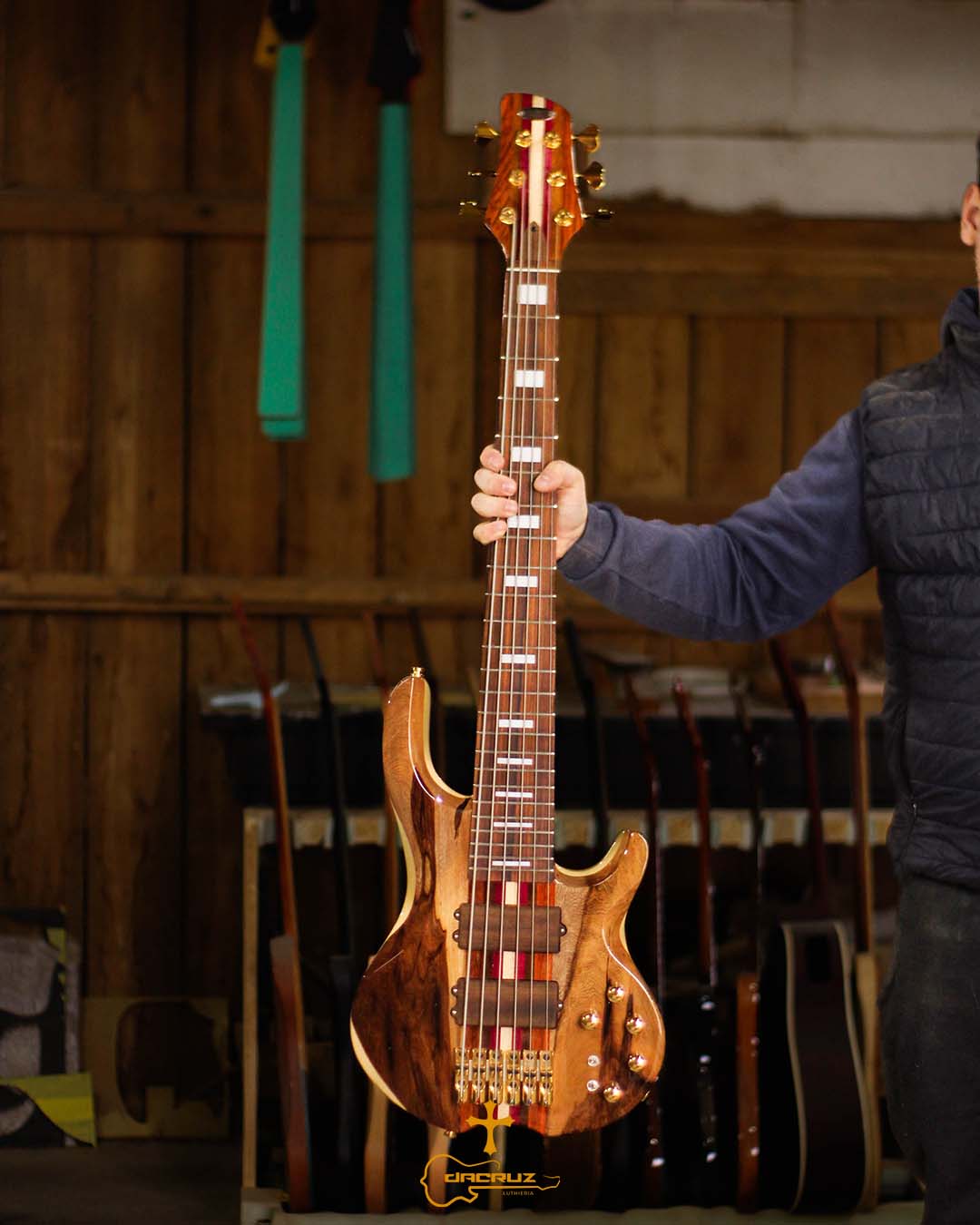 Mais um instrumento lindo saindo por aqui! King Bass 6C todo trabalhado na madeira, e como todo (2)