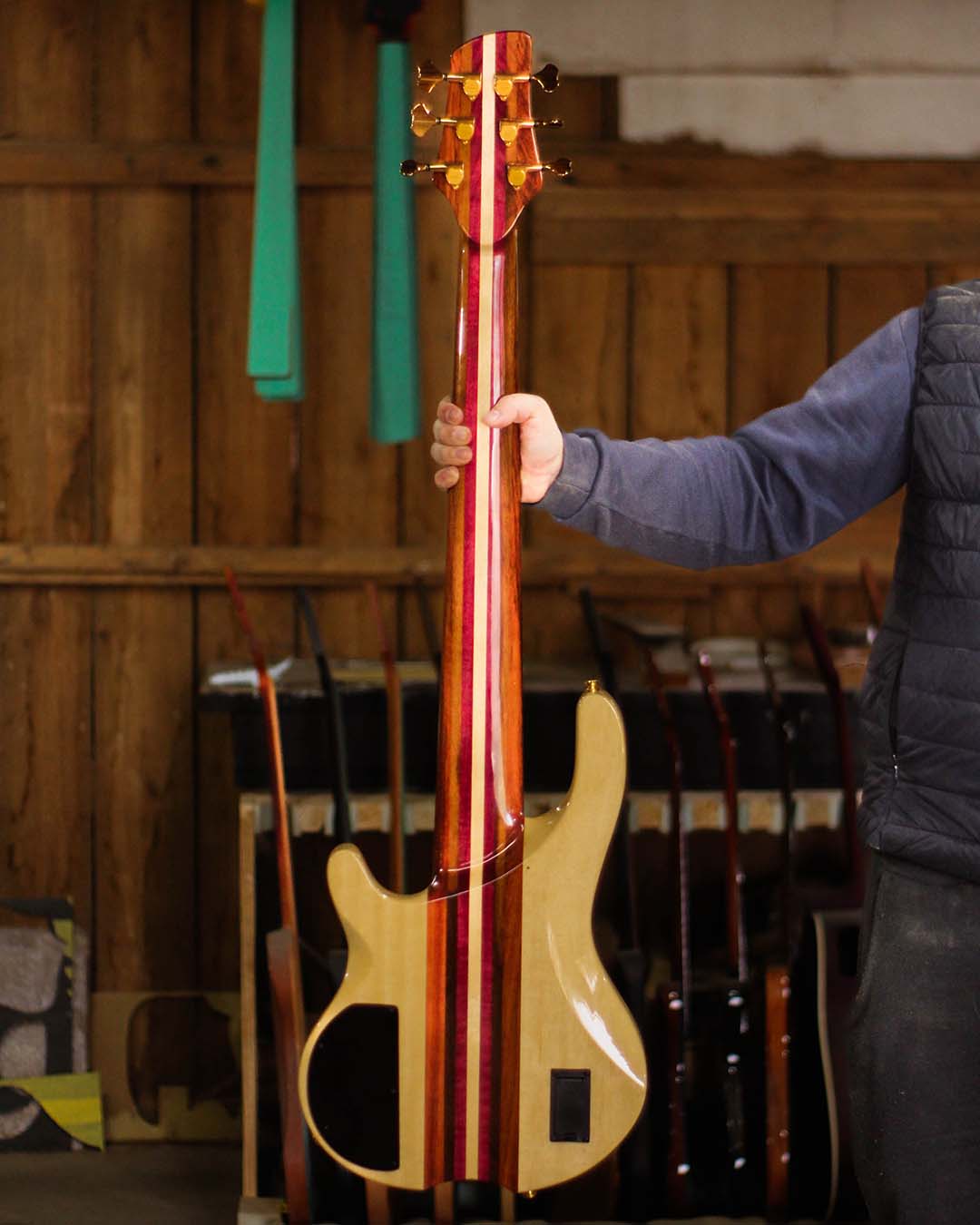 Mais um instrumento lindo saindo por aqui! King Bass 6C todo trabalhado na madeira, e como todo (3)