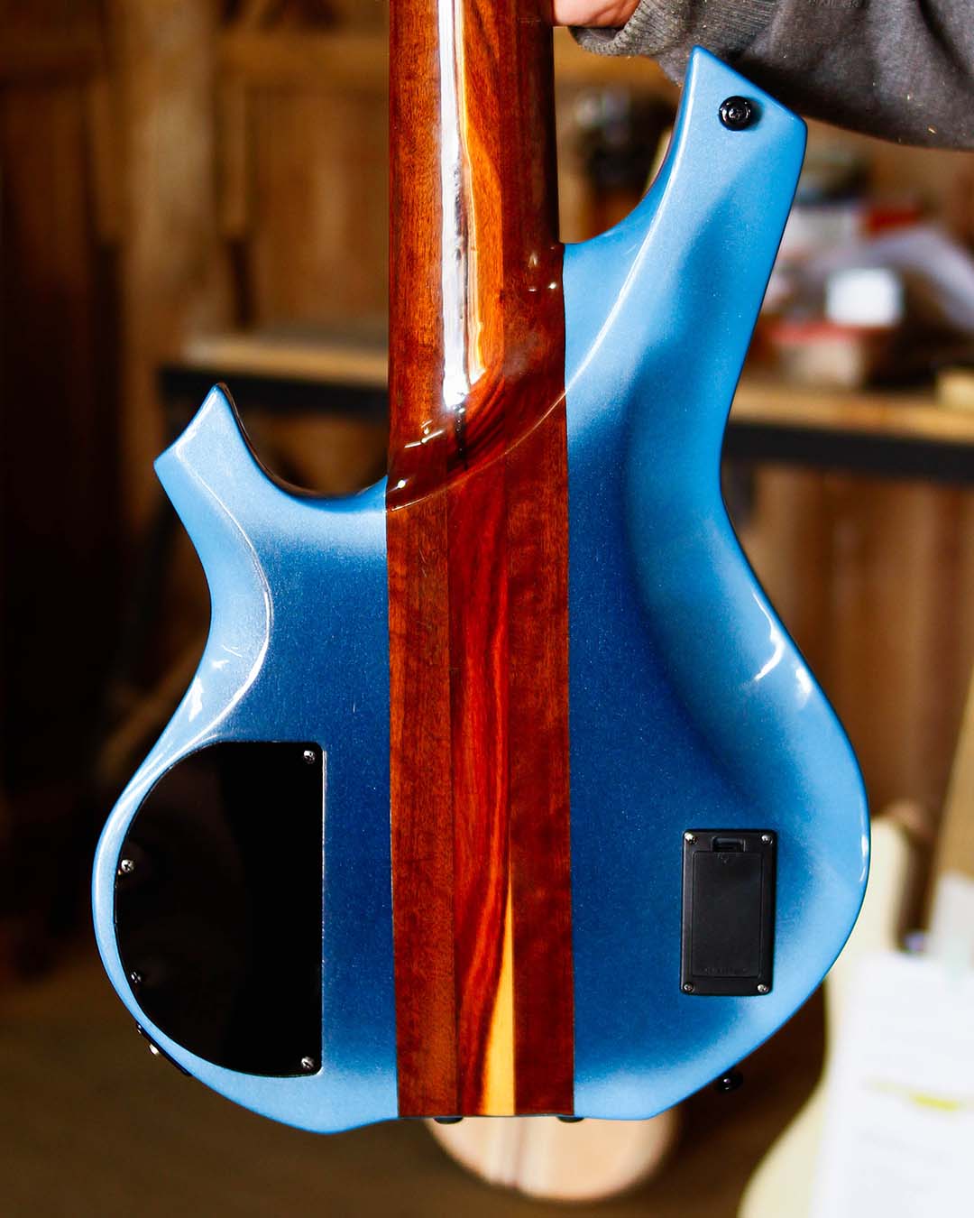 King Headless 5C com esse acabamento Blue BurstUm visual limpo e marcante, onde o azul ganha vid (2)
