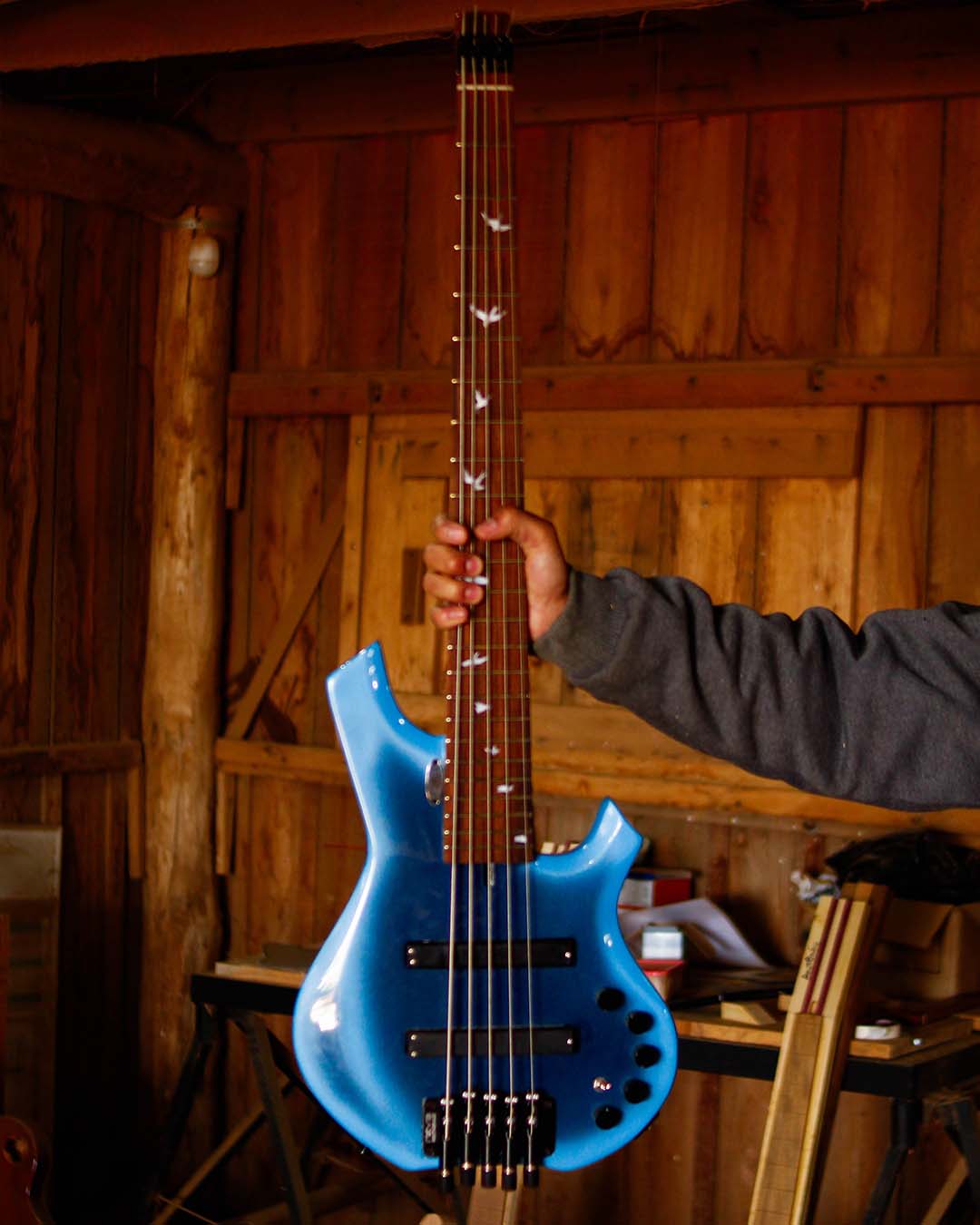 King Headless 5C com esse acabamento Blue BurstUm visual limpo e marcante, onde o azul ganha vid (3)