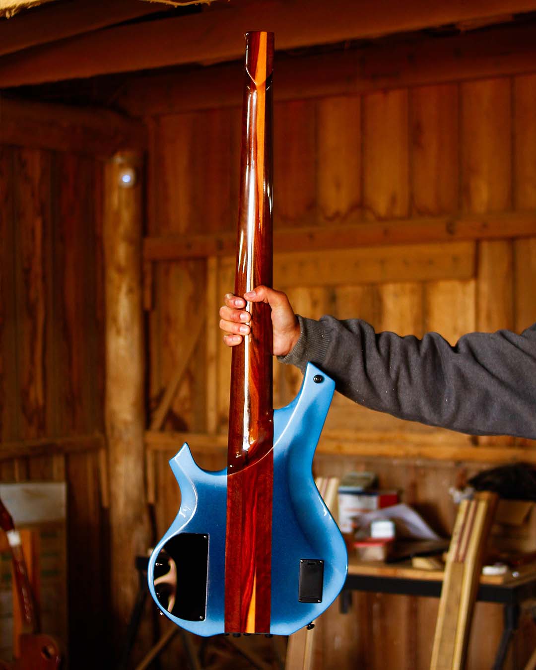 King Headless 5C com esse acabamento Blue BurstUm visual limpo e marcante, onde o azul ganha vid (4)