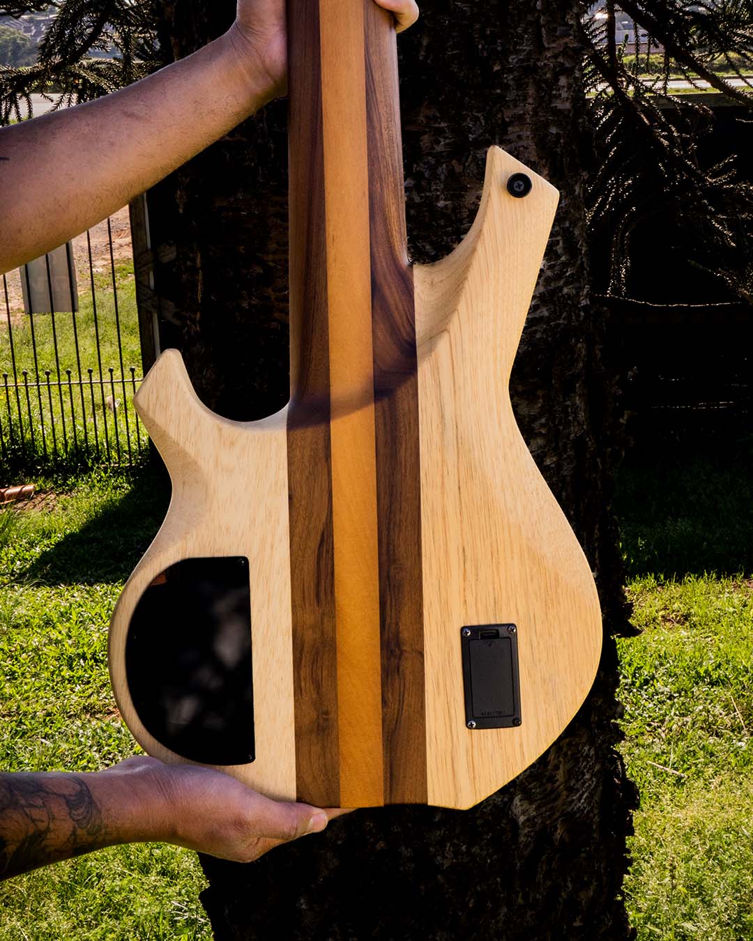 Sextou com esse King Headless 6C.Um projeto que saiu da fábrica equipado com circuito Aguilar OB (1)
