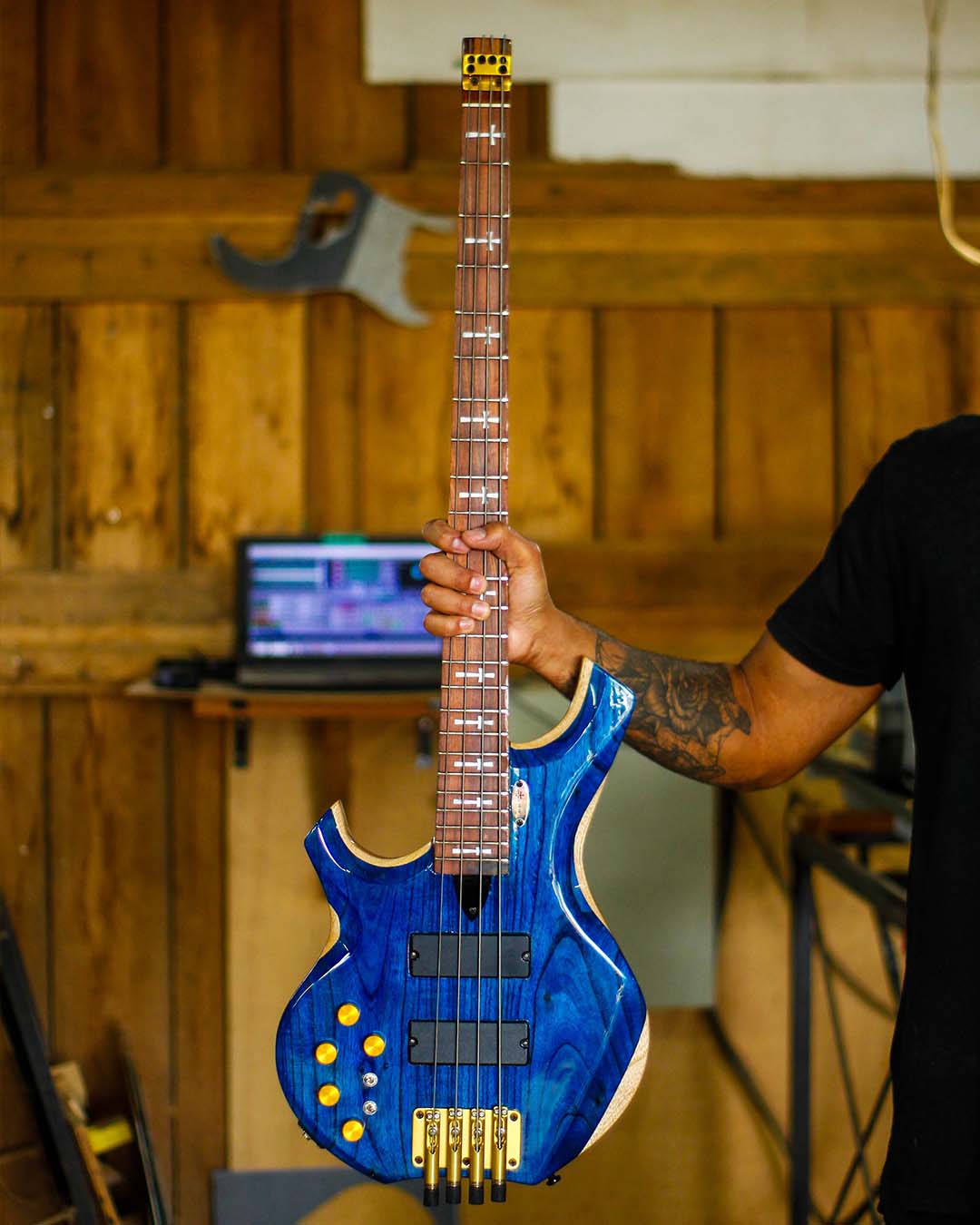 Alô canhotos! Saindo um King Headless Blue Esse aqui saiu comcaptadores e circuito Da Cruz, além (3)