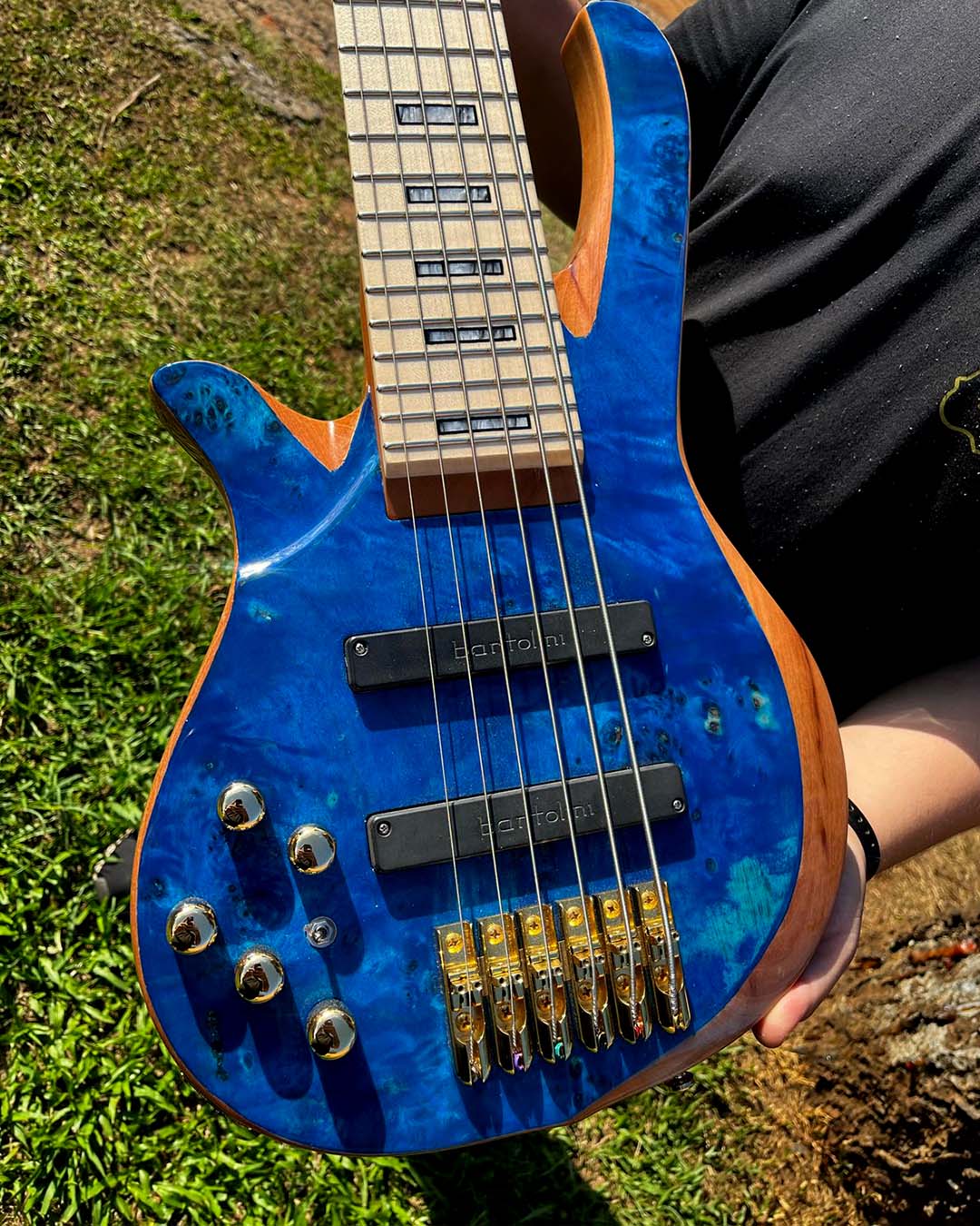 Olha só quem chegou pra agitar o fim de semana- King Custom Blue ! 🎸💙Esse baixo é conta com c