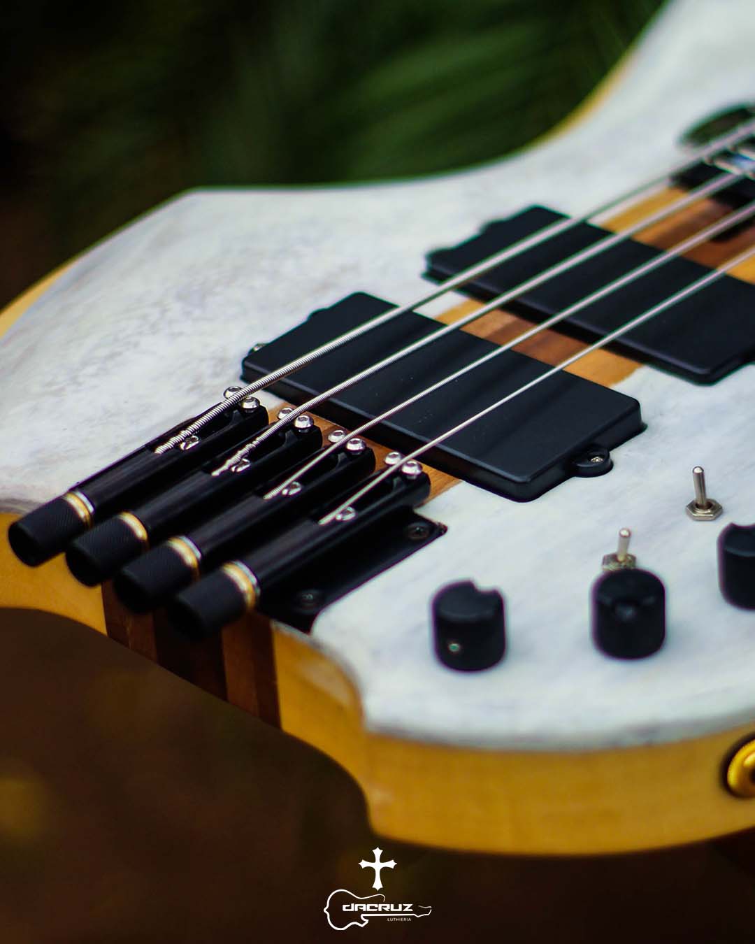🎸 Nessa sexta, trazemos para vocês este Contrabaixo Headless Da Cruz, agora na cor branca! Acom (4)