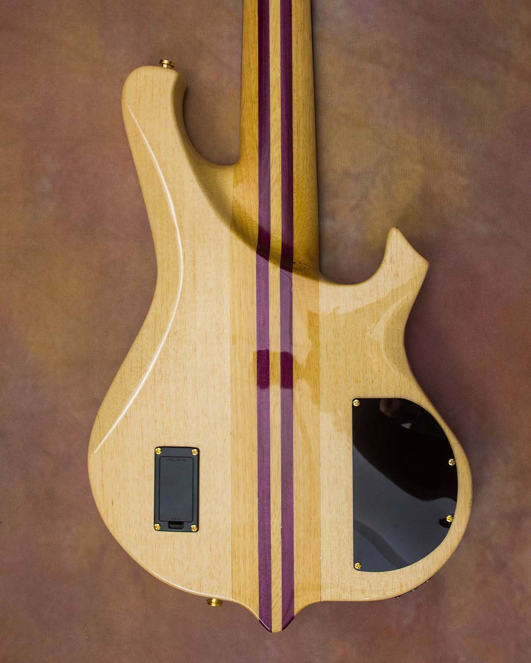 🎸 Onde estão os canhotosHoje é dia de apresentar o King Império, um baixo que entrega som expre (1)