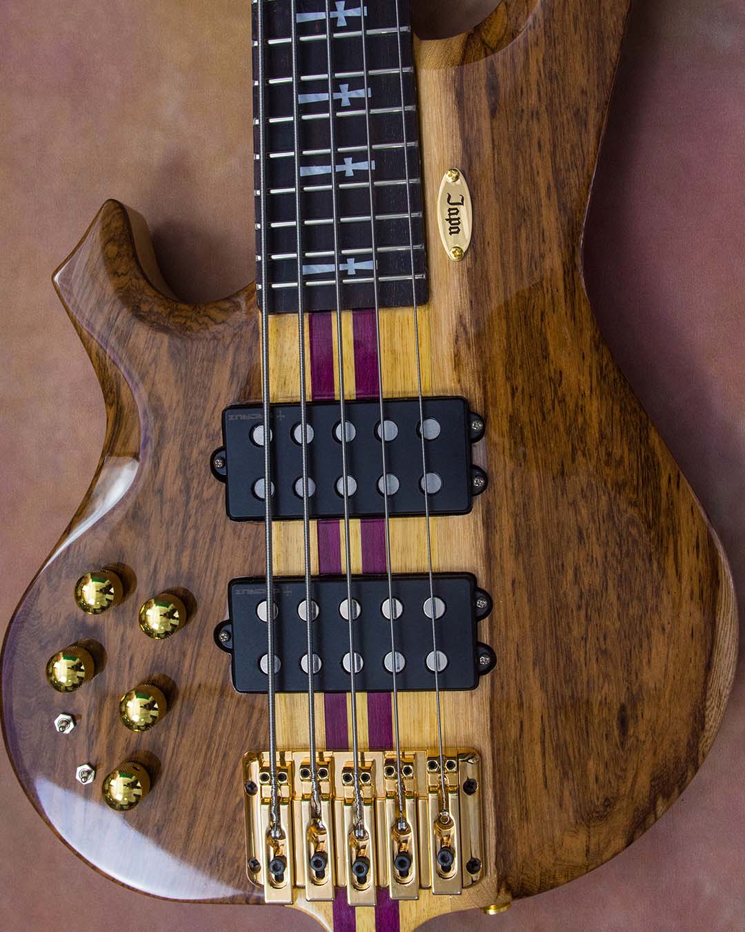 🎸 Onde estão os canhotosHoje é dia de apresentar o King Império, um baixo que entrega som expre (2)