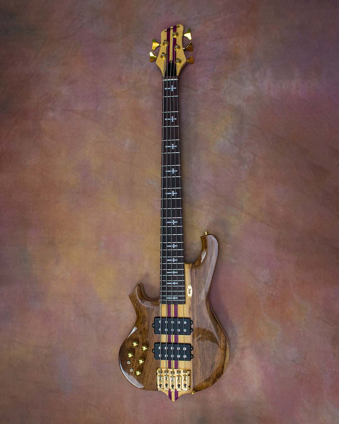 🎸 Onde estão os canhotosHoje é dia de apresentar o King Império, um baixo que entrega som expre (3)