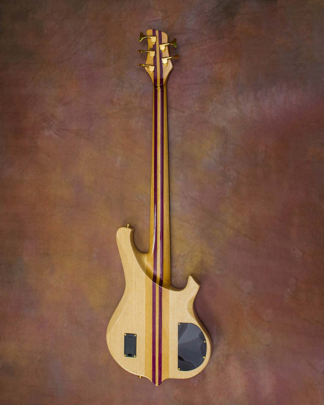 🎸 Onde estão os canhotosHoje é dia de apresentar o King Império, um baixo que entrega som expre (4)