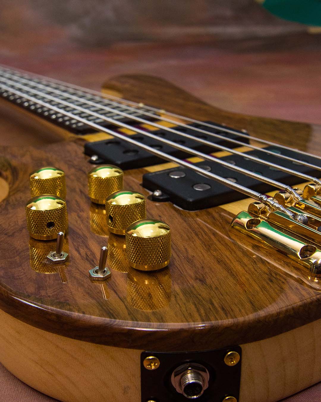 🎸 Onde estão os canhotosHoje é dia de apresentar o King Império, um baixo que entrega som expre (5)