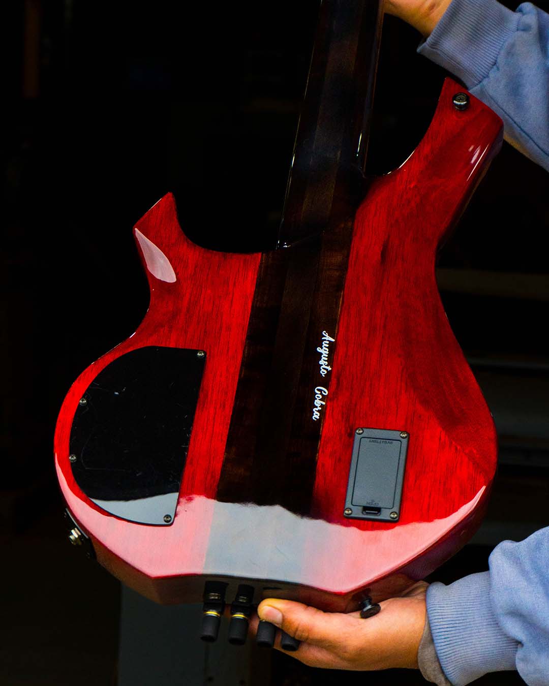 🔴 King Headless RedDesign marcante, timbre pronto pra qualquer palco.Esse modelo une circuito e (5)
